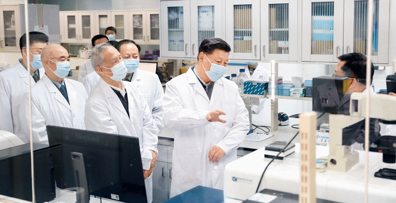 2020年3月2日，中共中央總書記、國家主席、中央軍委主席習(xí)近平在北京考察新冠肺炎防控科研攻關(guān)工作。這是習(xí)近平在軍事醫(yī)學(xué)研究院重大疫情應(yīng)急防控藥物研究室了解疫苗和抗體研制情況。 